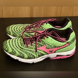 Mizuno Wave Sayonara Women s Size 8 Running Shoes Green Pink